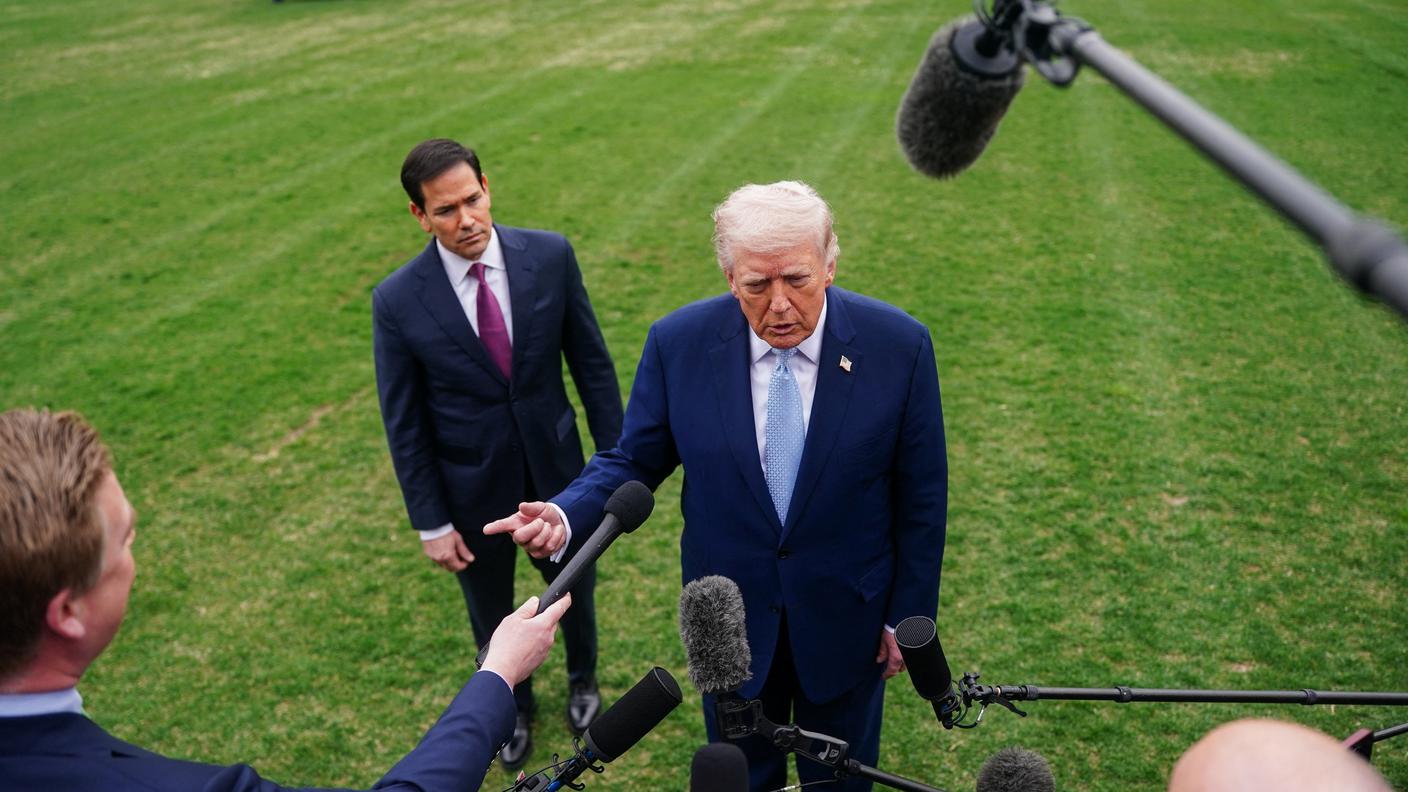 Donald Trump parla con i media alla Casa Bianca a Washington