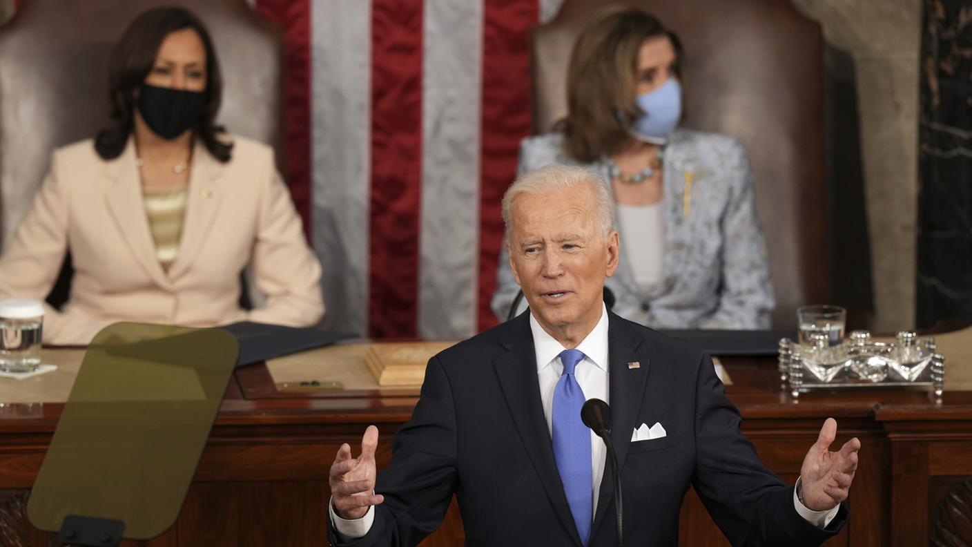 Joe Biden parla davanti al Congresso riunito con alle spalle Kamala Harris e Nancy Pelosi