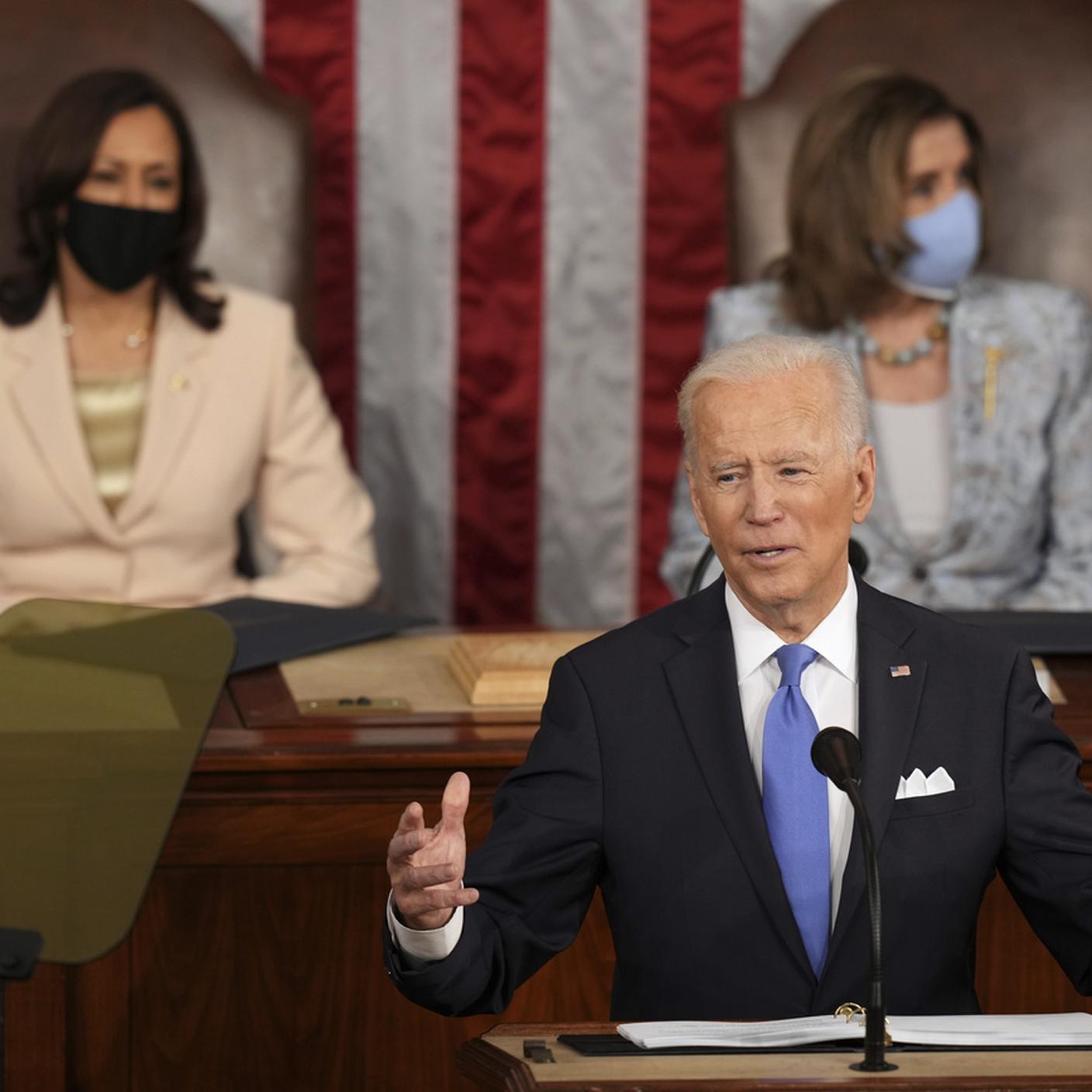 Joe Biden parla davanti al Congresso riunito con alle spalle Kamala Harris e Nancy Pelosi