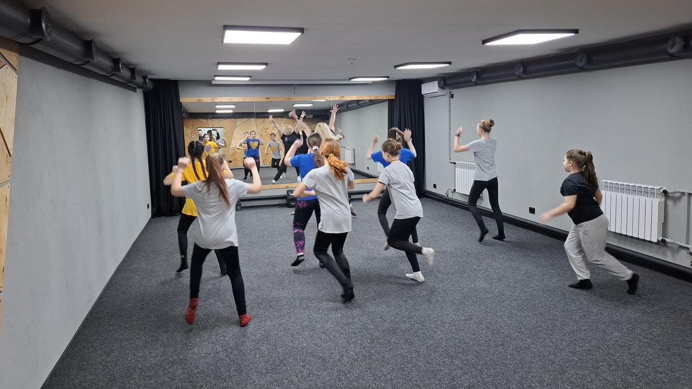 Lezione di "coreografia" sotto terra, al riparo dai bombardamenti