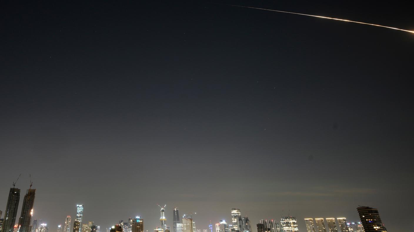 Un missile iraniano mentre solca il cielo di Israele martedì notte