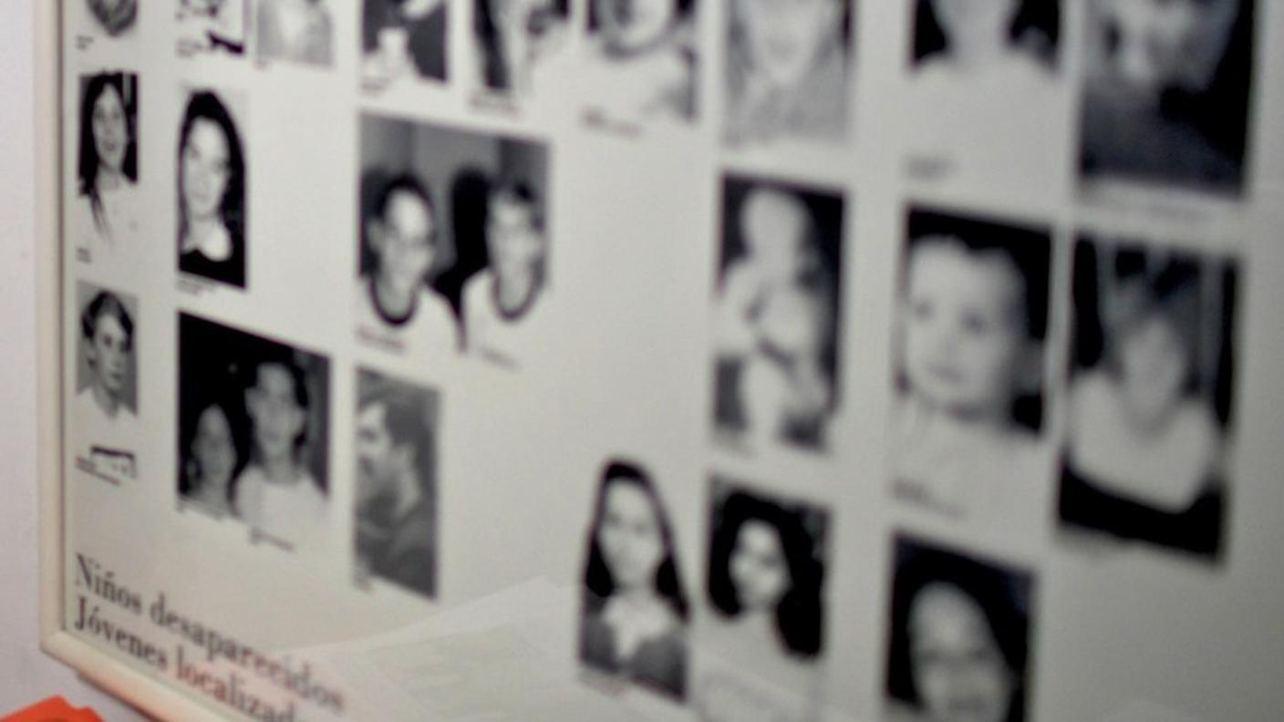 Un poster con le fotografie di bambini che hanno ritrovato la propria identità a Buenos Aires: centinaia di bimbi - nel periodo della dittatura militare tra il 1976 ed il 1983 - nacquero in clandestinità