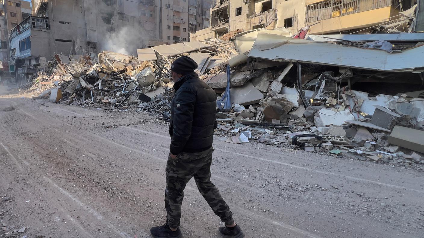 Il Libano martoriato dagli attacchi israeliani reagisce procedendo all'espulsione de facto dell'ambasciatore iraniano 