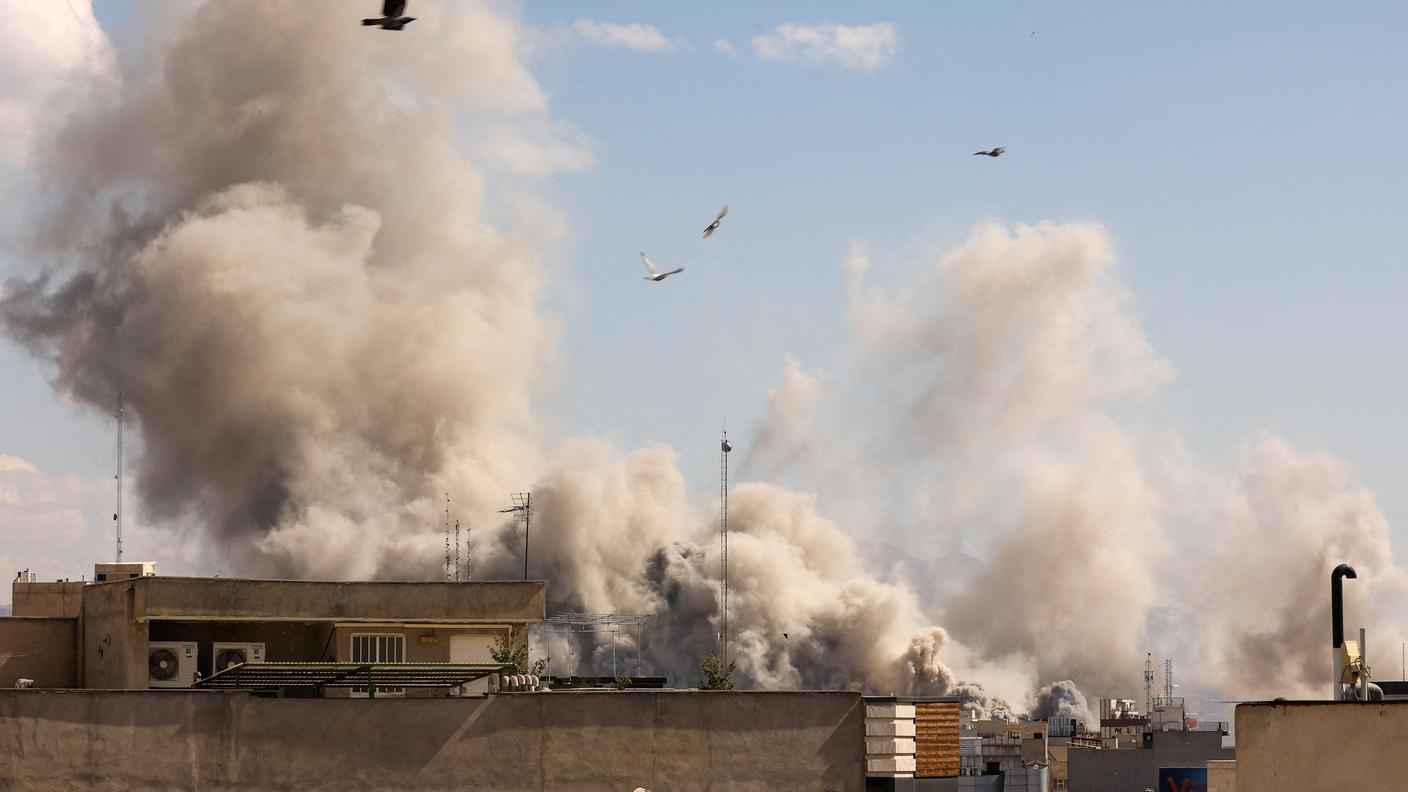 Fumo in seguito a un bombardamento su Teheran