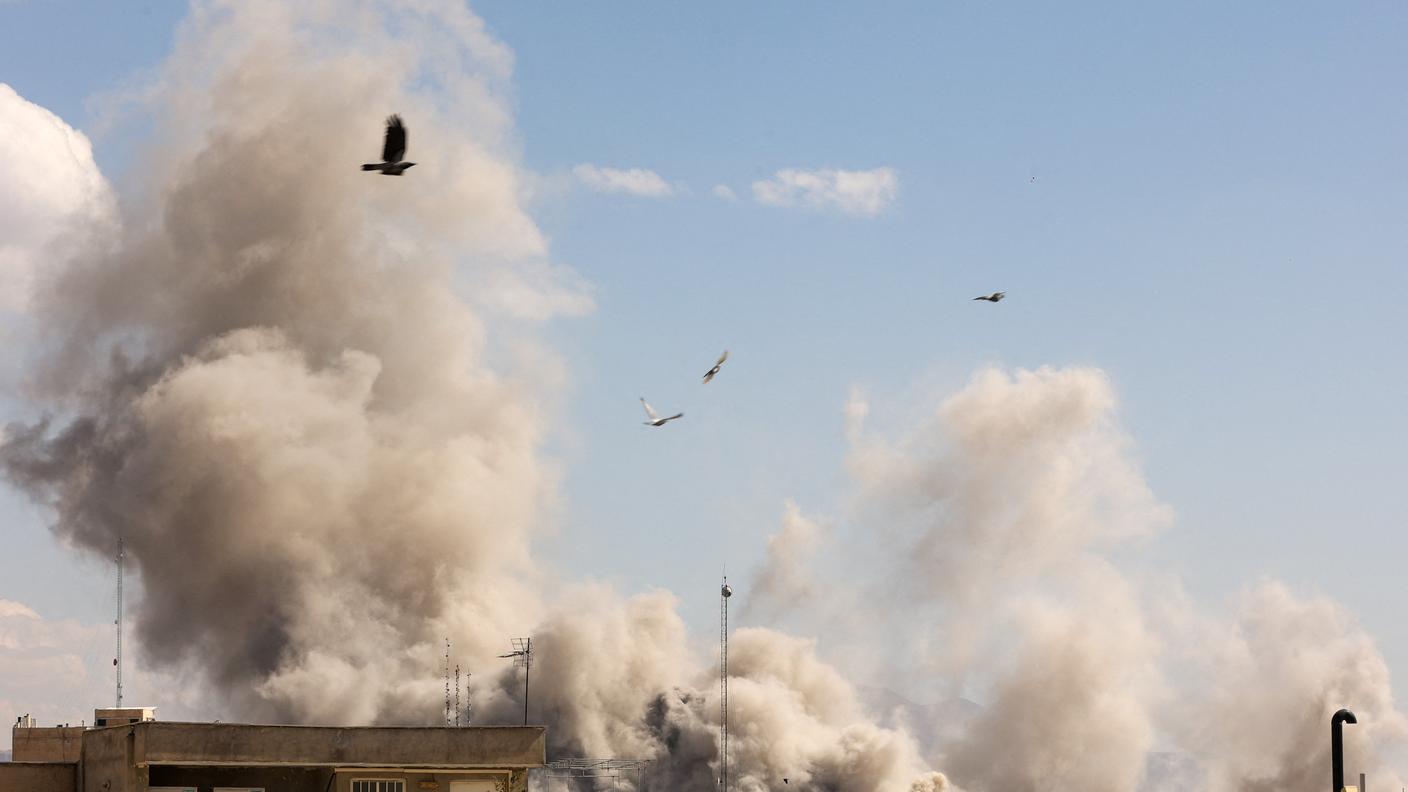 Fumo in seguito a un bombardamento su Teheran