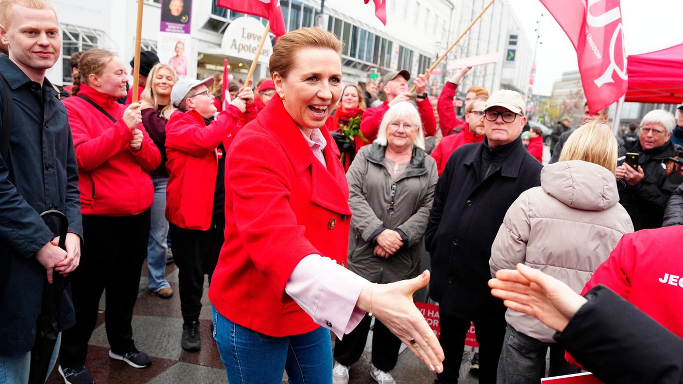 La premier uscente incontra alcune persone nel giorno delle elezioni 