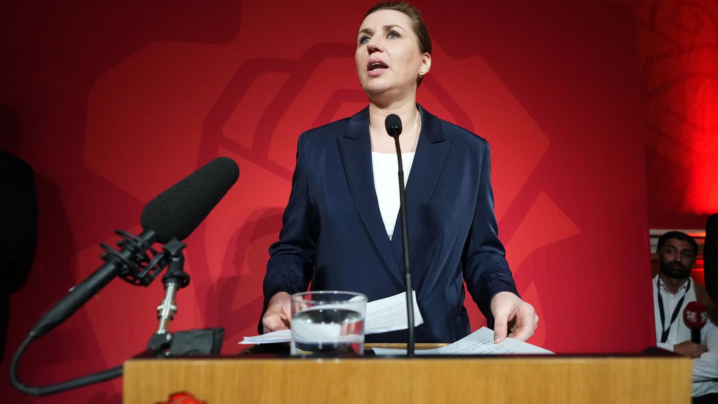 La premier danese Mette Frederiksen parla ai giornalisti dopo il voto alle elezioni parlamentari
