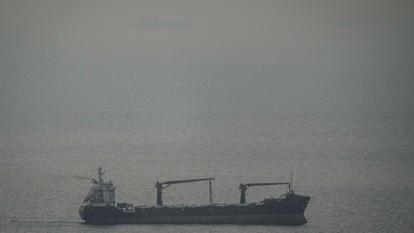 Una nave mercantile carica di auto attraversa un tratto di mare nello Stretto di Hormuz domenica