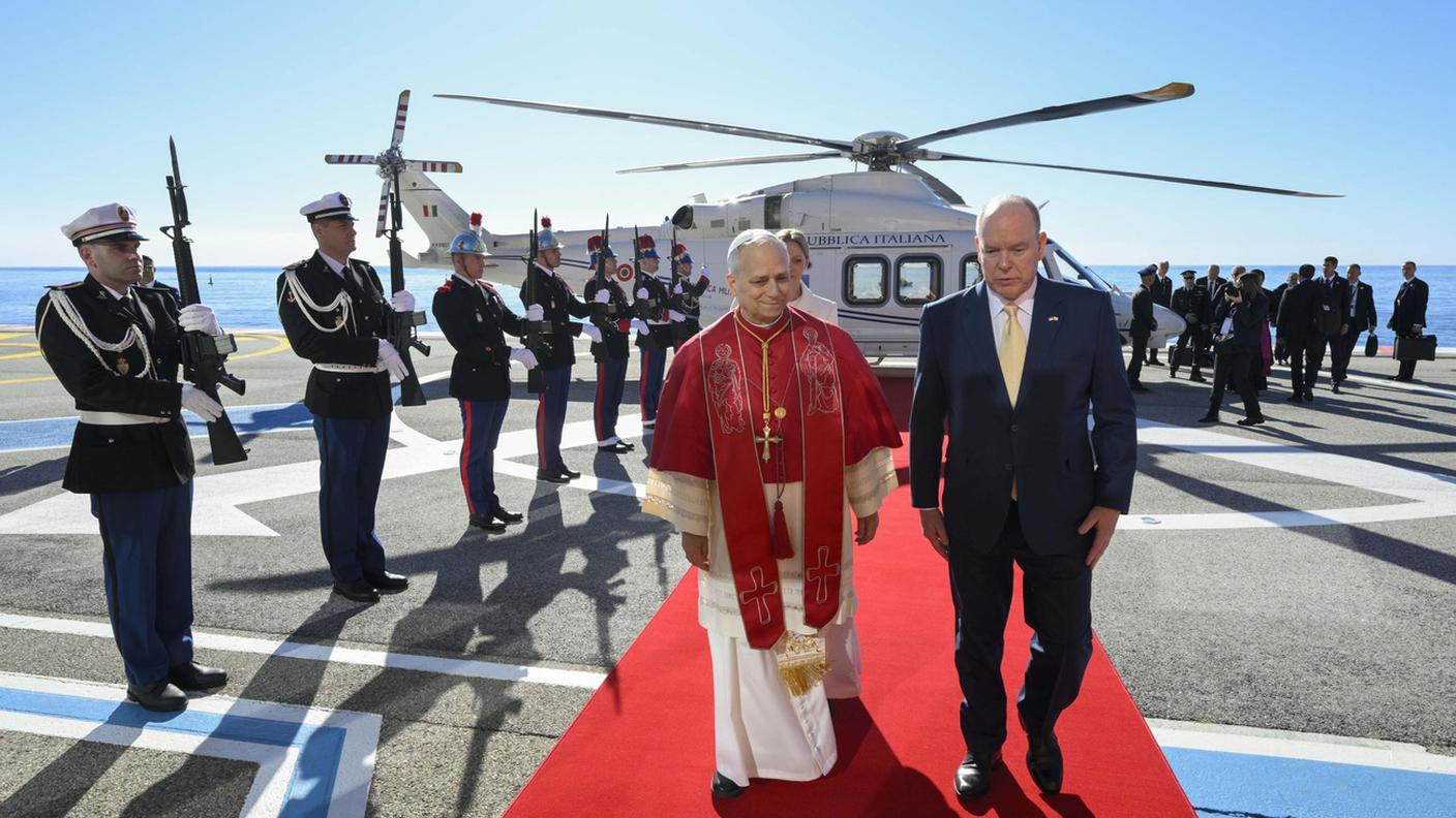 Alberto II e Leone XIV, appena sceso dall'elicottero