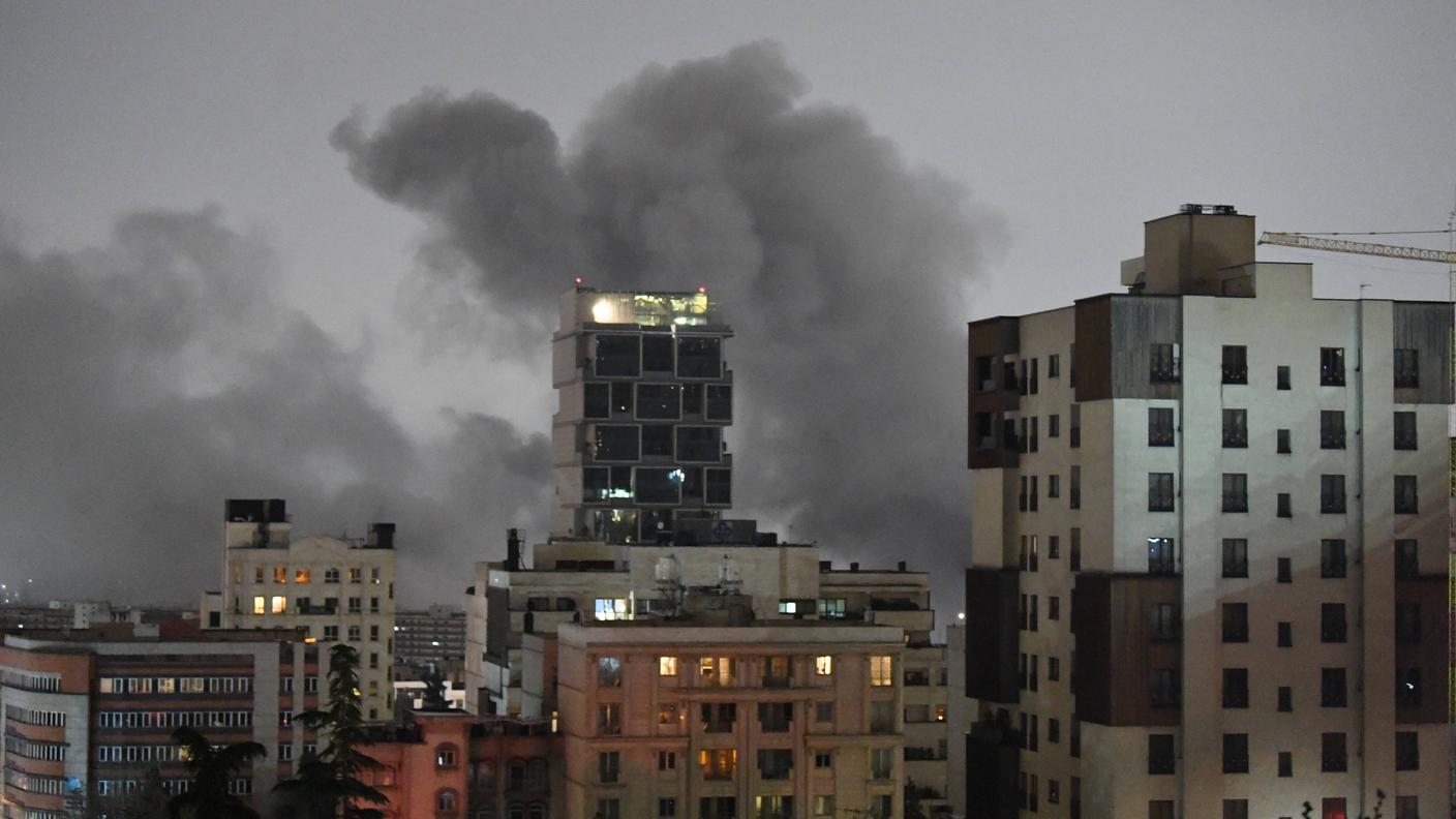 Fumo che si alza da Teheran in seguito a delle esplosioni