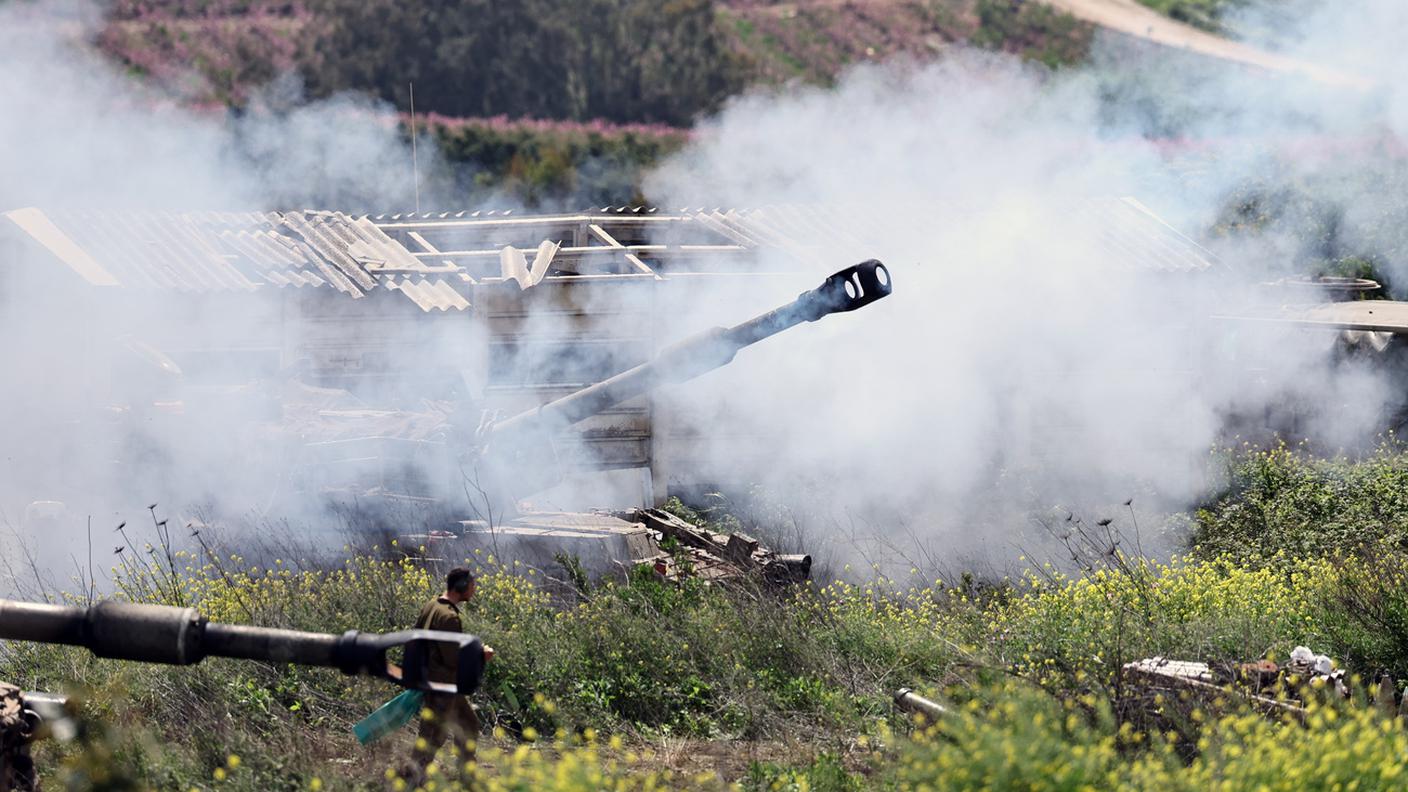 Artiglieria israeliana impiegata sulla frontiera con il Libano