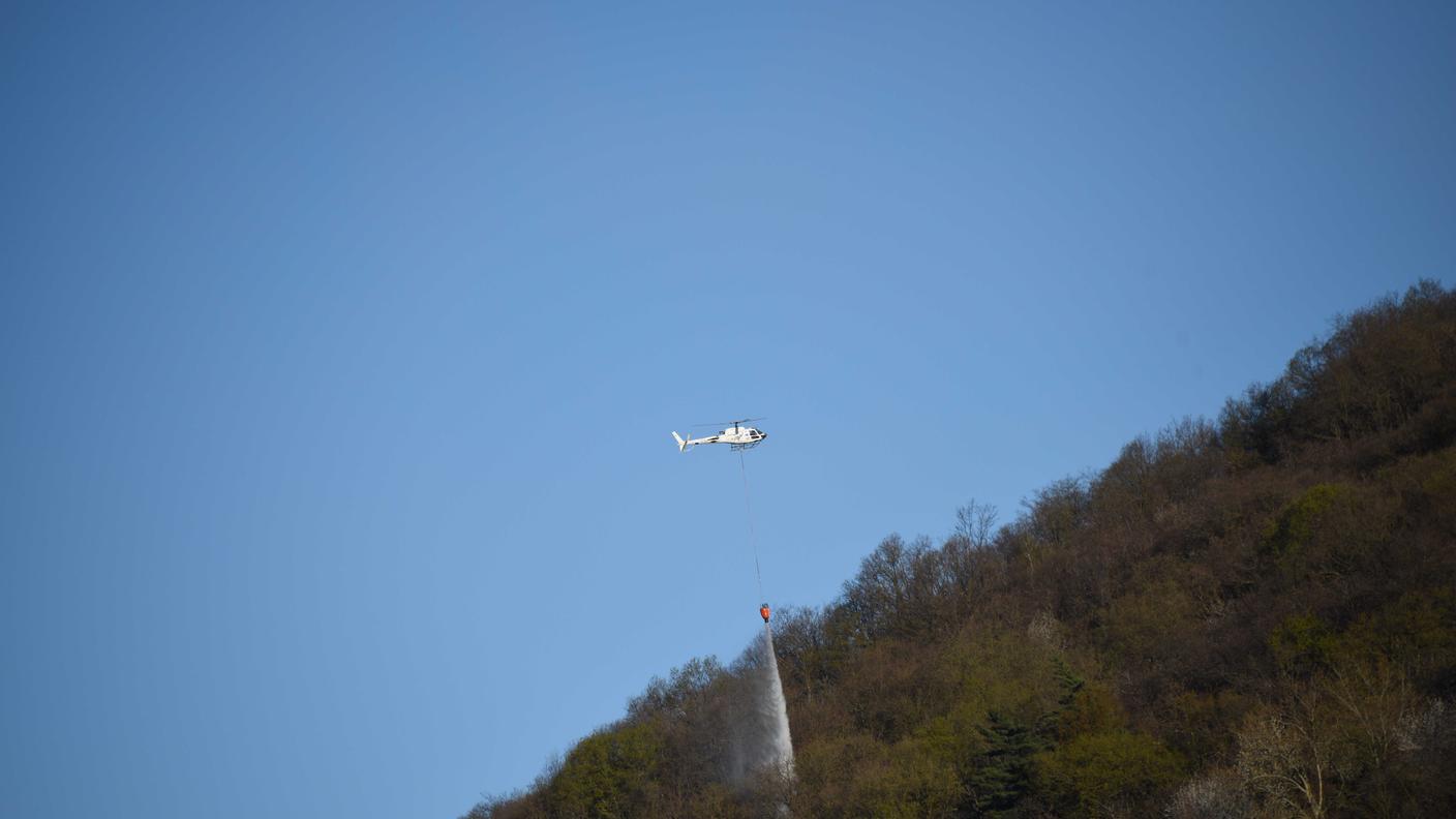 L'elicottero in azione martedì tra Ponte Tresa e Pura