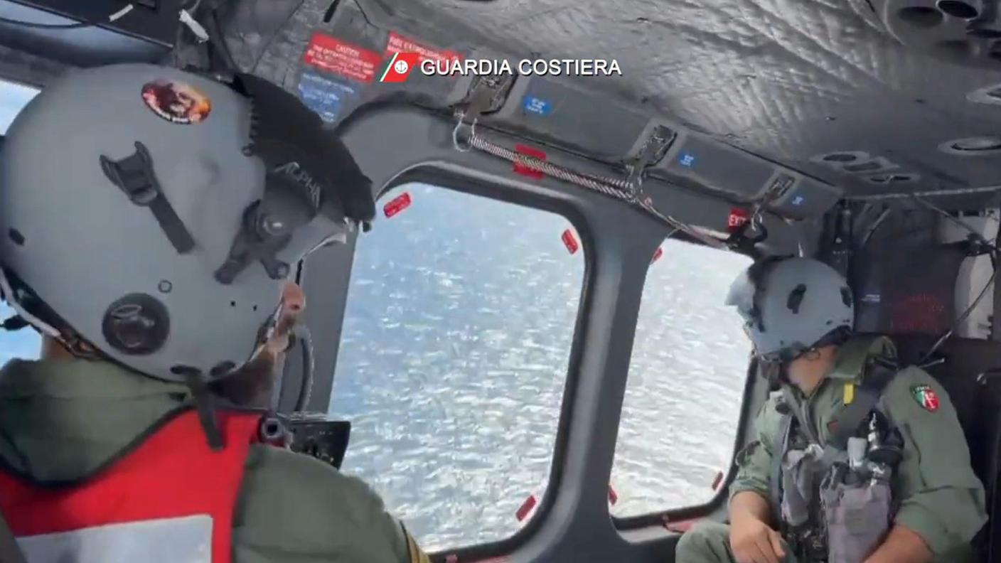 Il barcone sul quale viaggiavano è stato intercettato e segnalato da un aereo della guardia costiera in servizio di pattugliamento