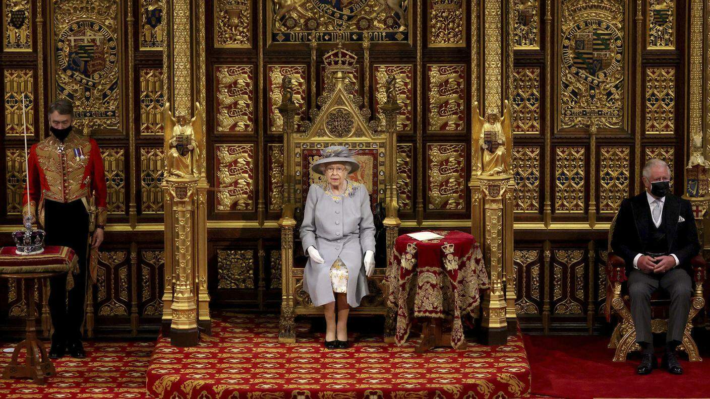 La regina Elisabetta seduta sul trono nella Camera dei Lord