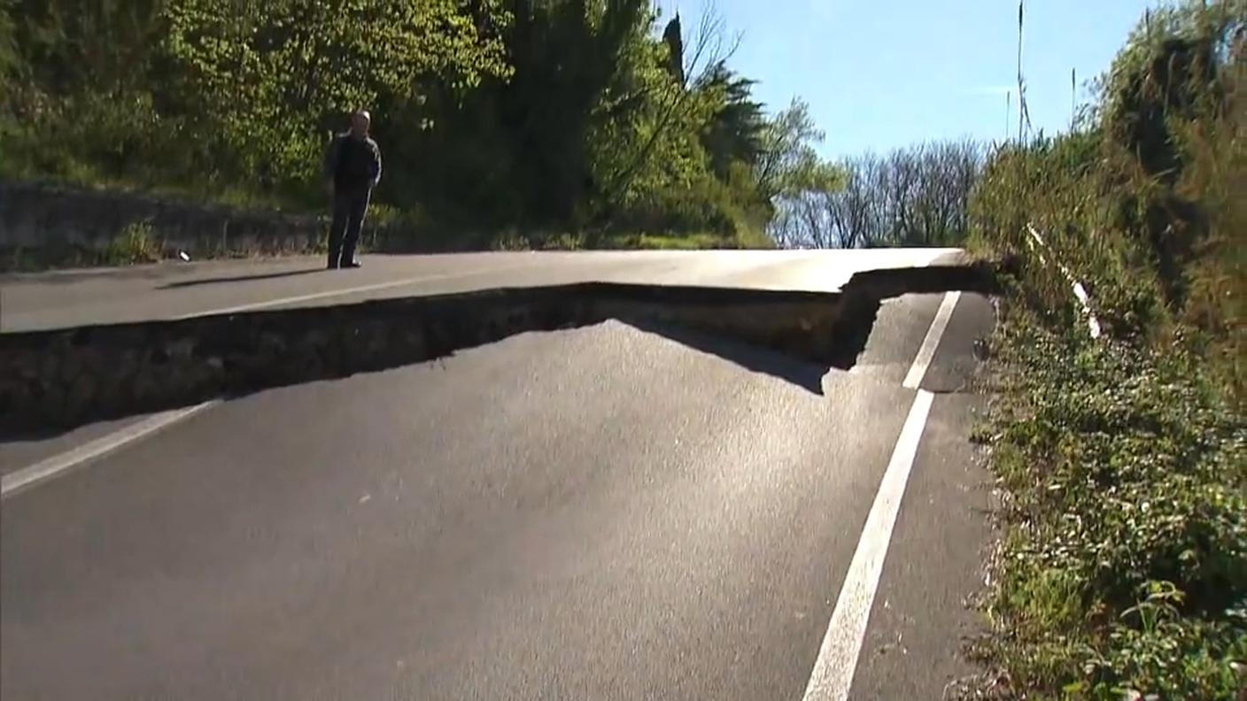 I movimenti del terreno hanno provocato ingentissima danni a strade e infrastrutture