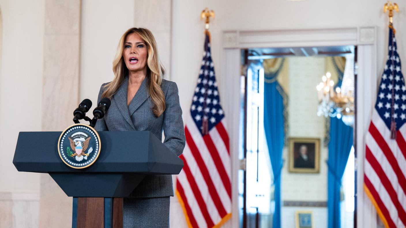 Melania Trump è comparsa giovedì davanti ai media