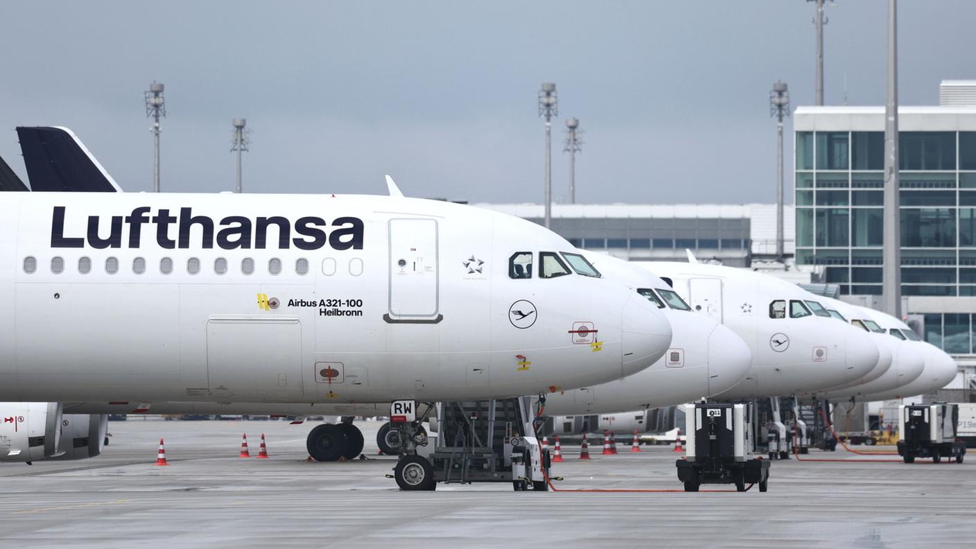 Velivoli Lufthansa parcheggiati presso lo scalo di Monaco di Baviera nelle scorse settimane