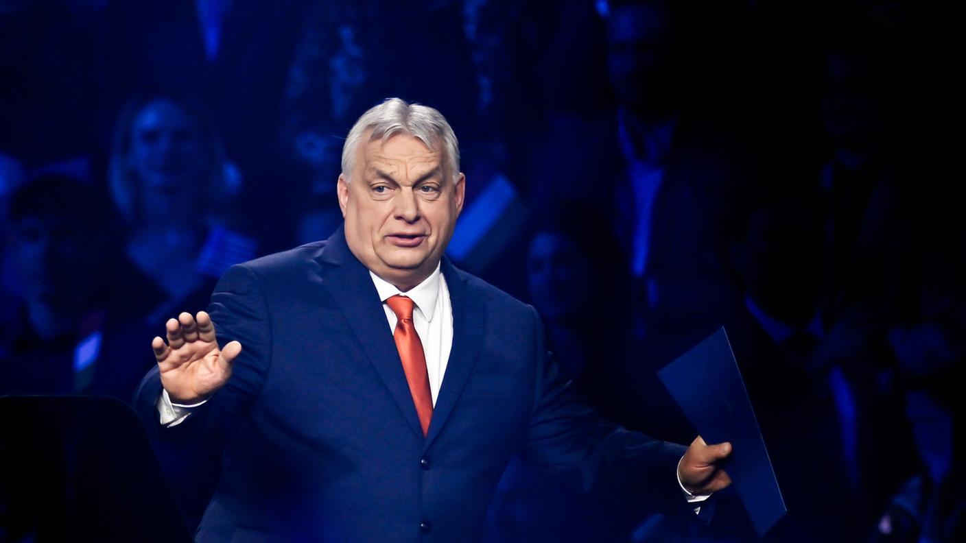 Il premier uscente Orban, qui ripreso a Budapest in uno dei suoi ultimi meeting preelettorali