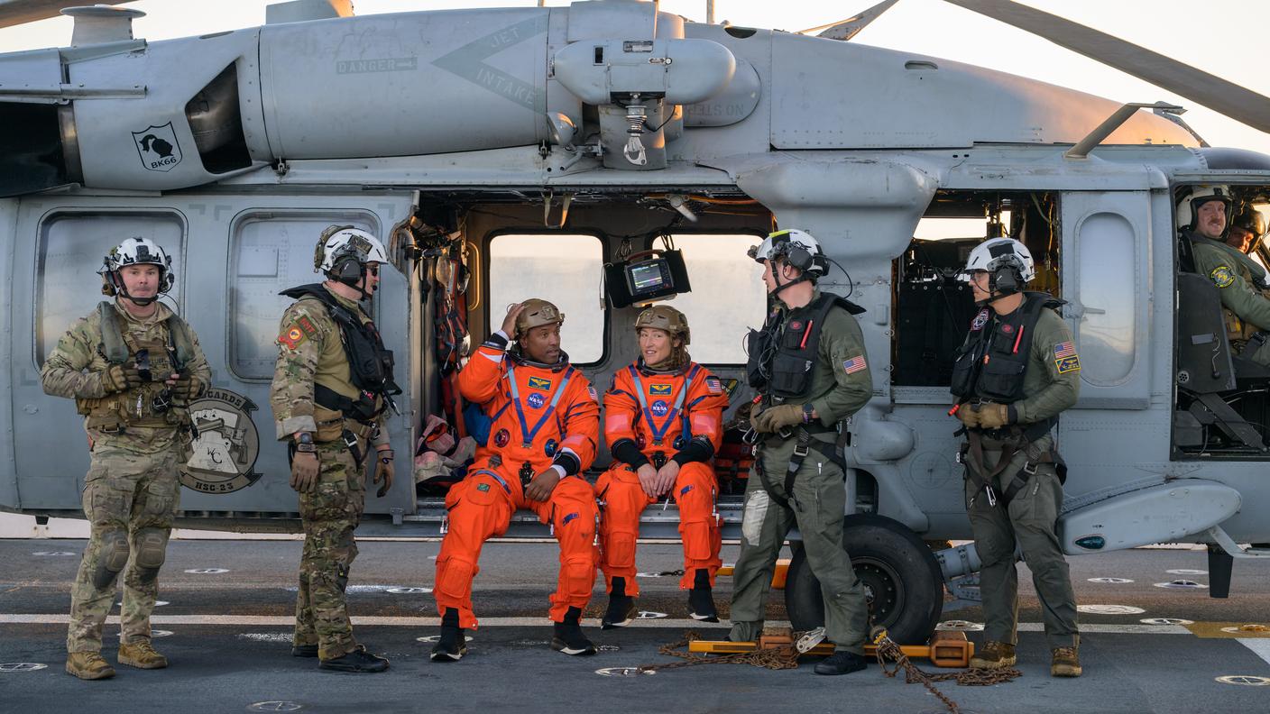 Gli astronauti Victor Glover (a sinistra) e Christina Koch