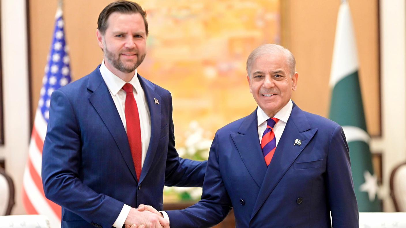 Il vicepresidente statunitense JD Vance stringe la mano al primo ministro pakistano, Shehbaz Sharif