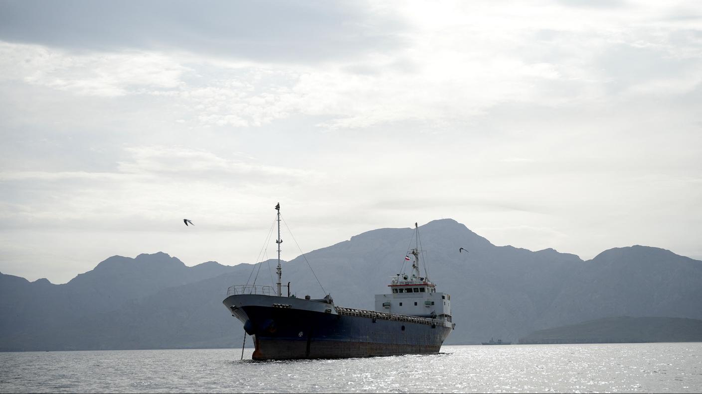 Una nave nelle vicinanze dello Stretto di Hormuz