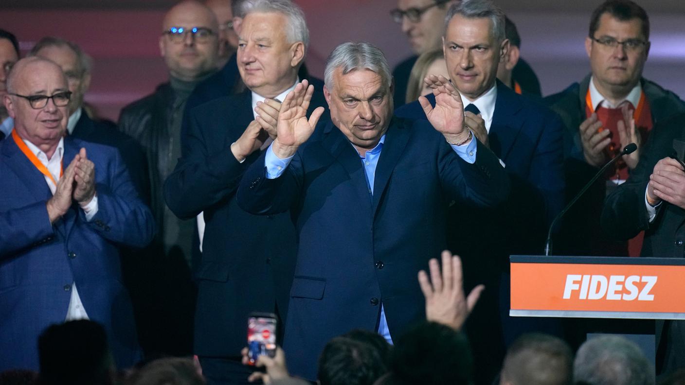 Orbán, al centro, affiancato dalla sua squadra, reagisce ai risultati delle elezioni parlamentari 