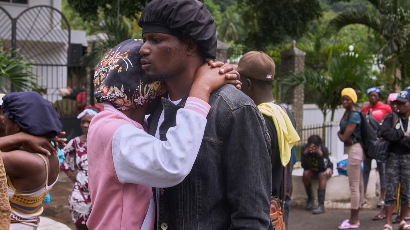 La disperazione dei parenti degli haitiani morti nella calca di sabato