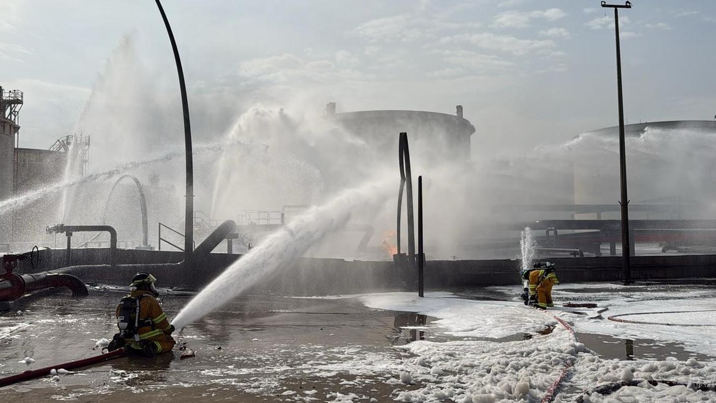 Pompieri al lavoro a inizio marzo, in un sito industriale del Bahrein, per domare l'incendio causato dalla caduta di un proiettile iraniano