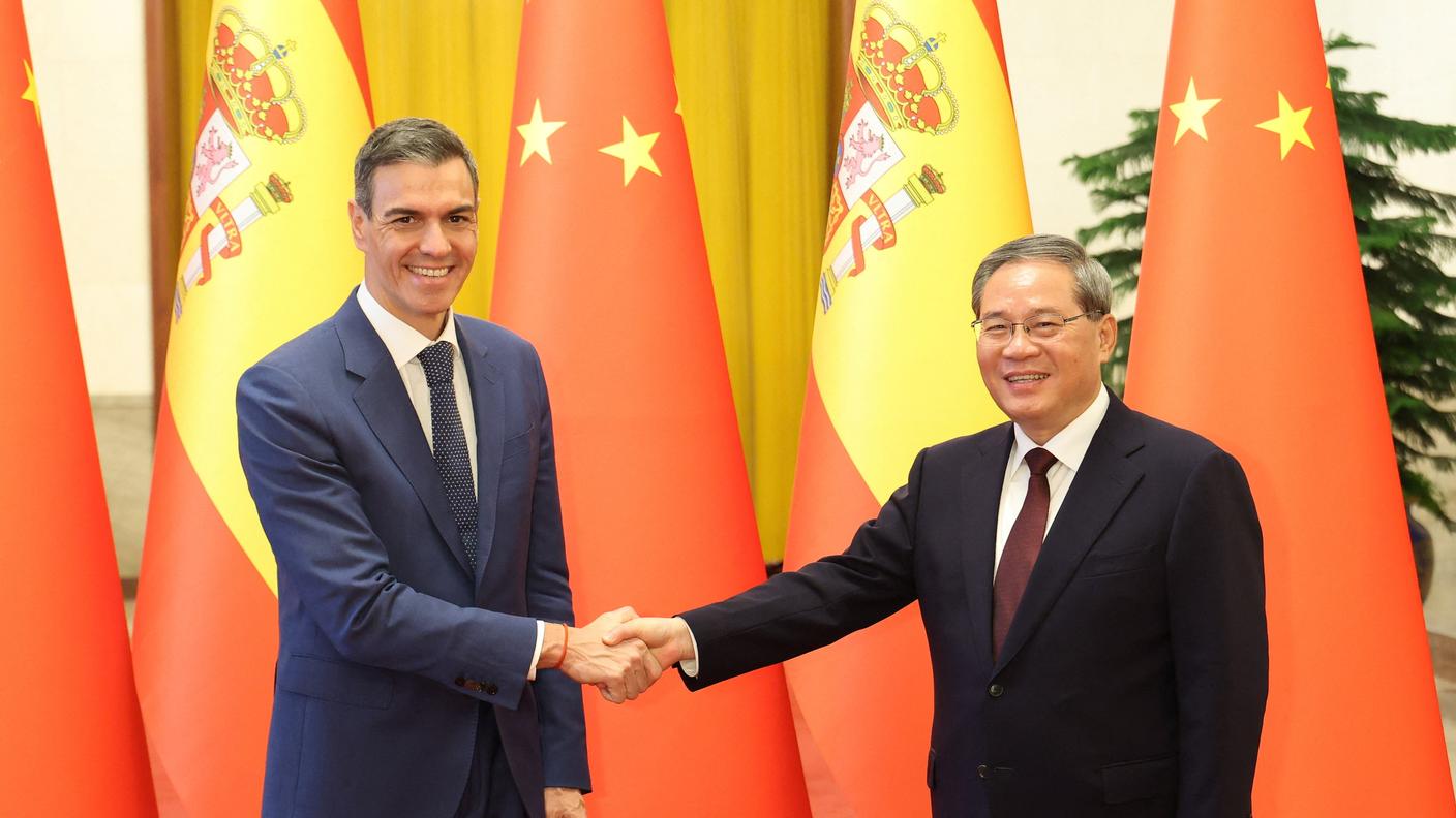 Pedro Sanchez con il premier Li Qiang