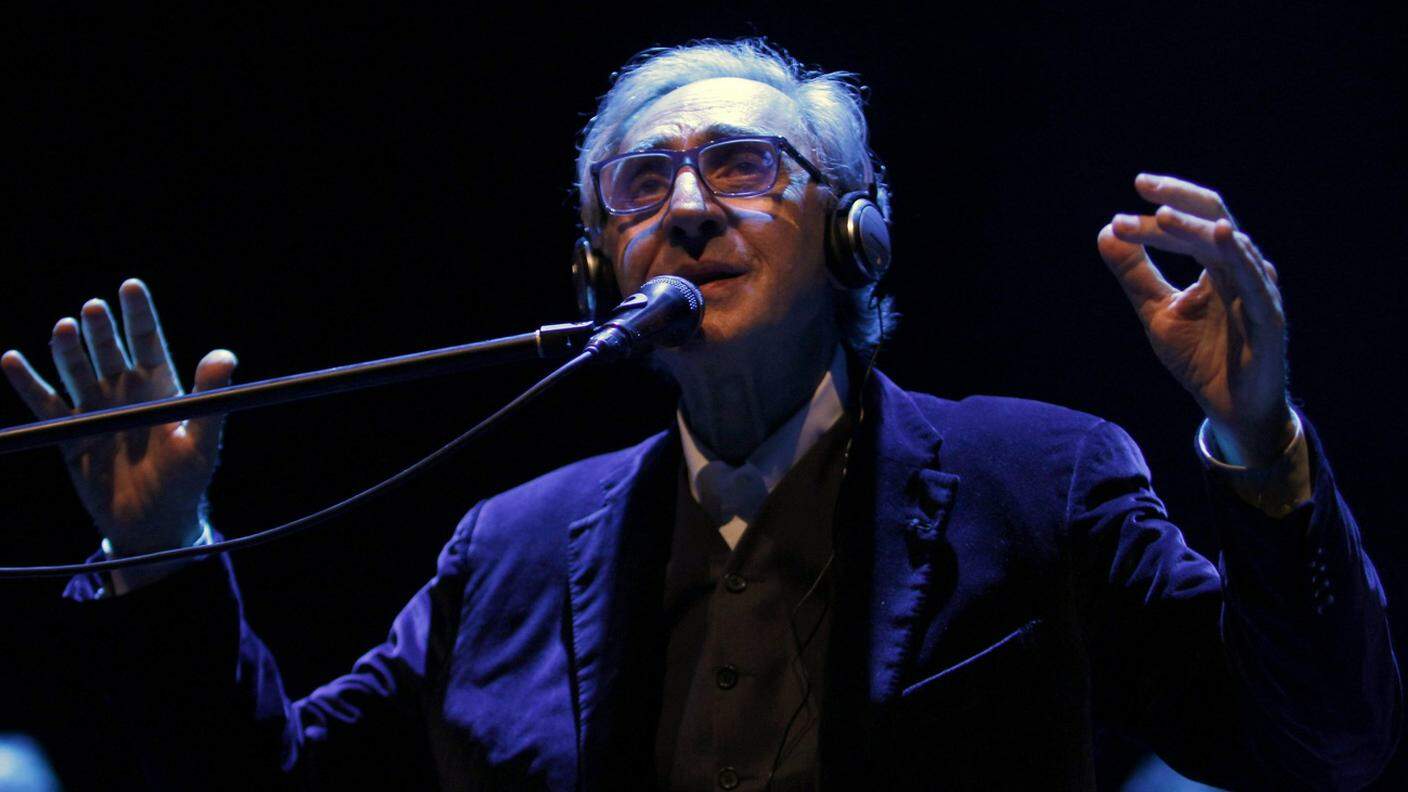 Il noto cantautore italiano, qui durante un concerto a Barcellona nel 2013