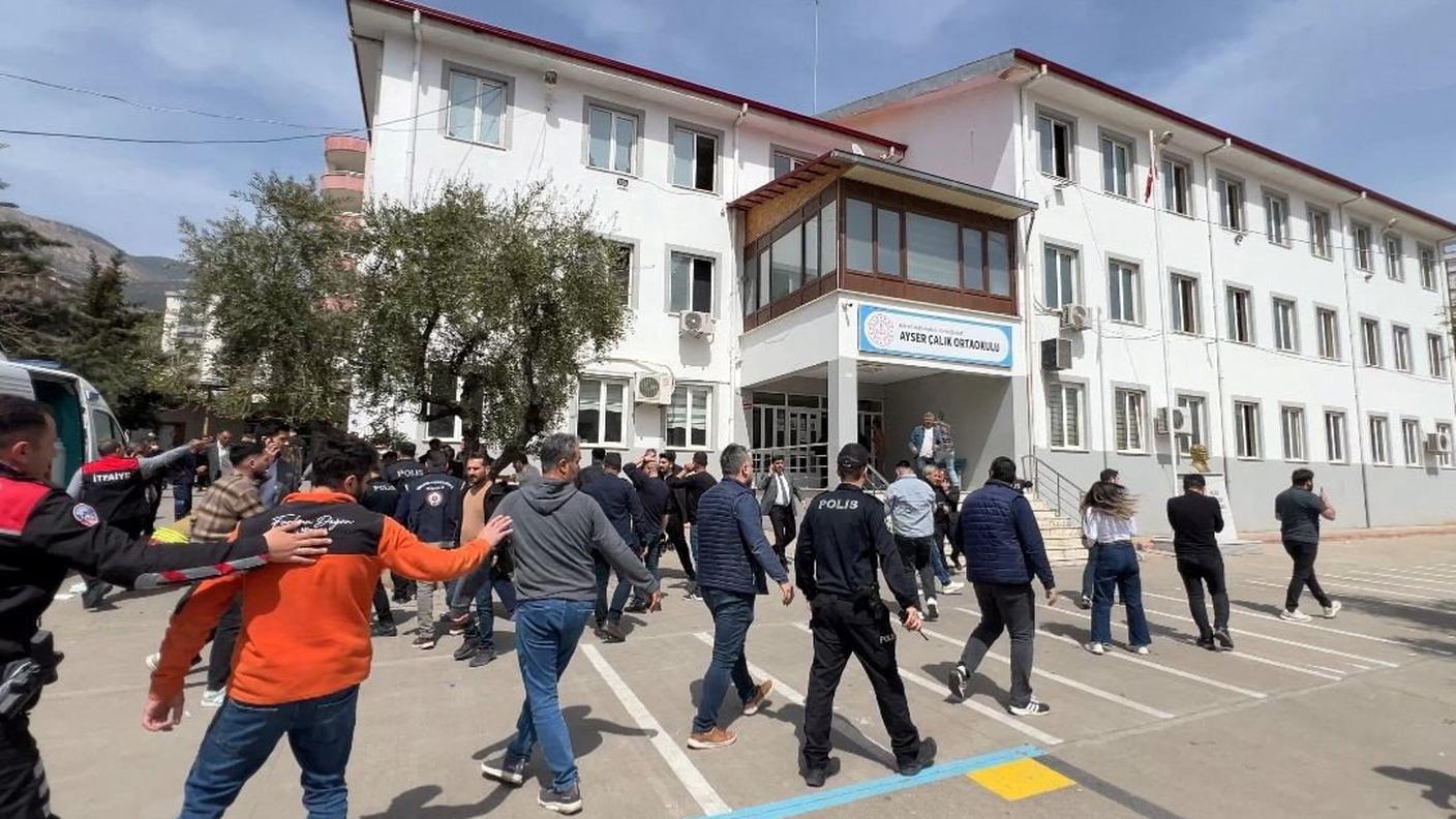 I genitori degli studenti sono accorsi alla scuola non appena hanno appreso la notizia della sparatoria