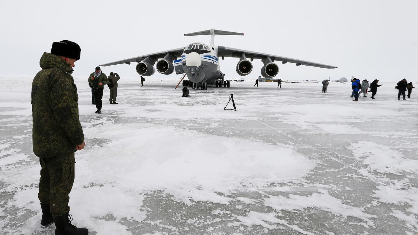 Un aereo posatosi alla base russa più a nord