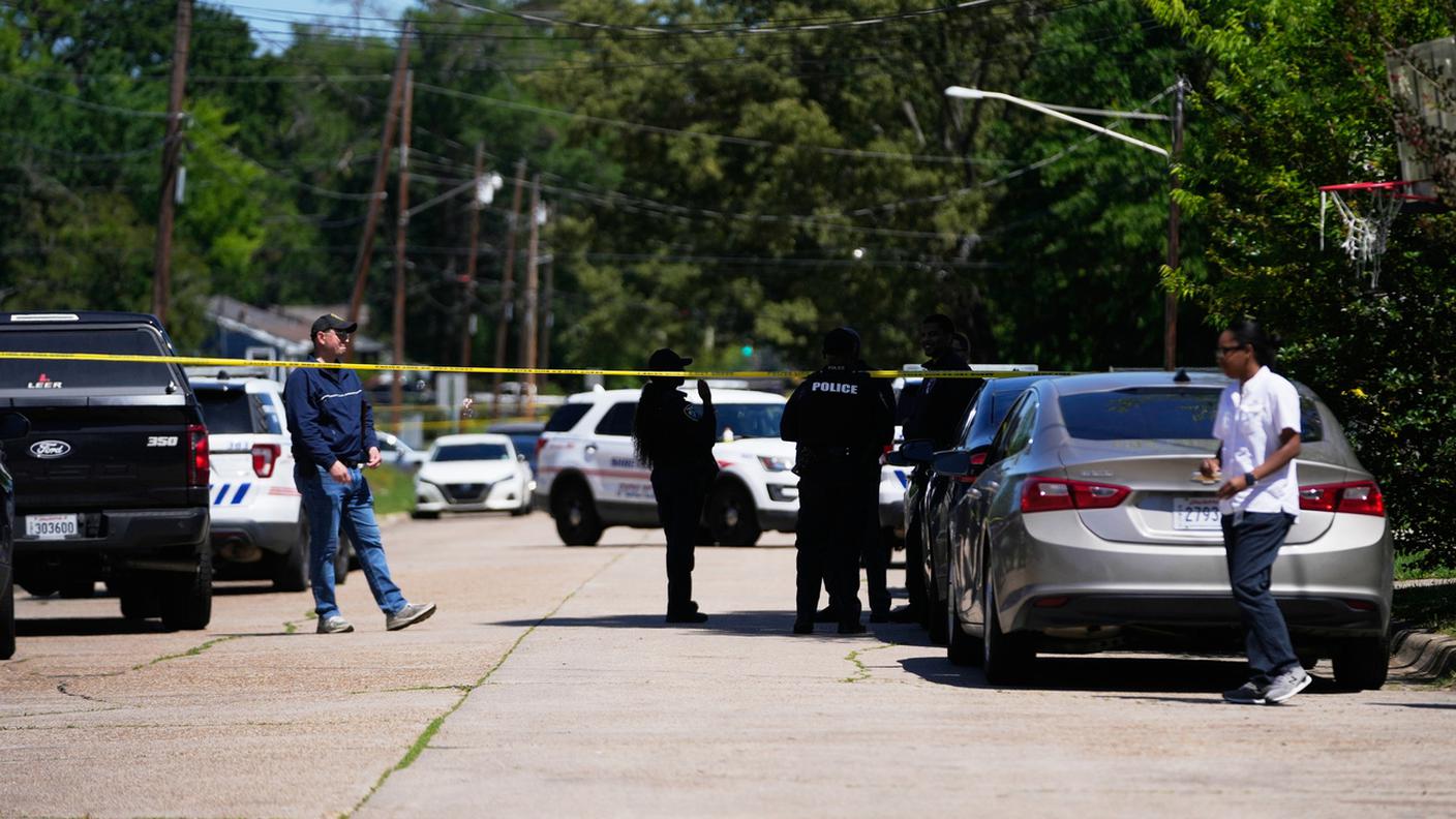 La polizia in uno dei luoghi della sparatoria