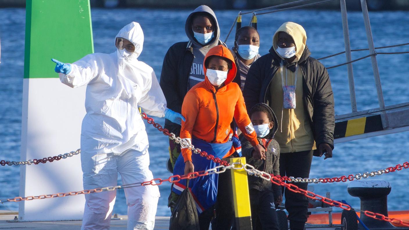 Lo sbarco di alcuni migranti alle Canarie