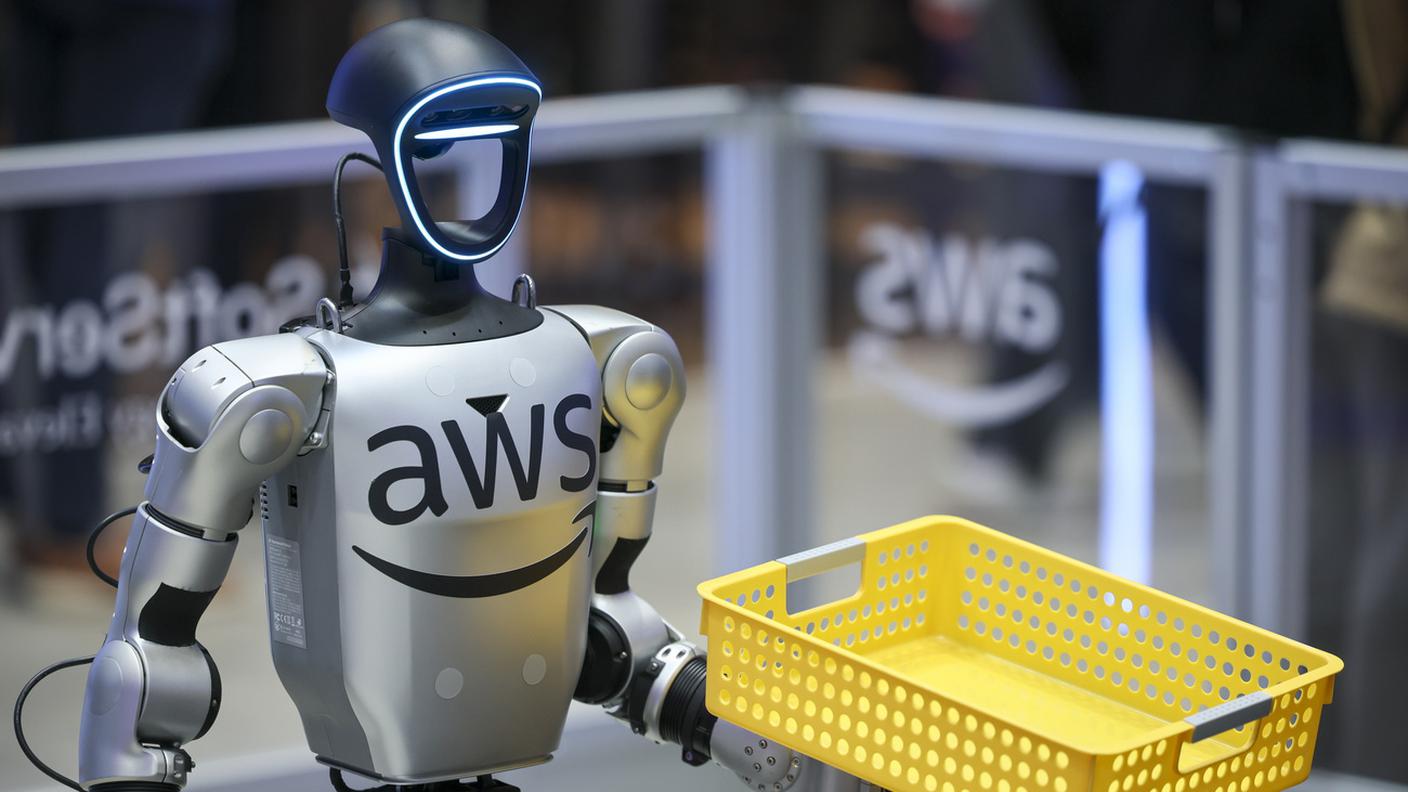Un robot umanoide della piattaforma di cloud computing AWS fornita da Amazon