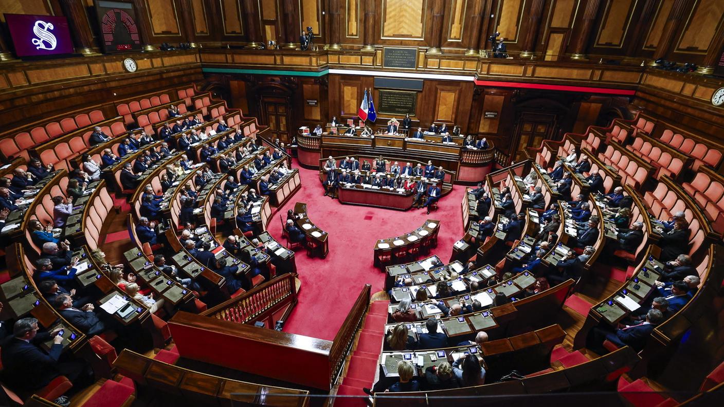 Per la maggioranza di Governo a Roma la misura si inserisce nel rafforzamento degli strumenti di gestione dei rimpatri.