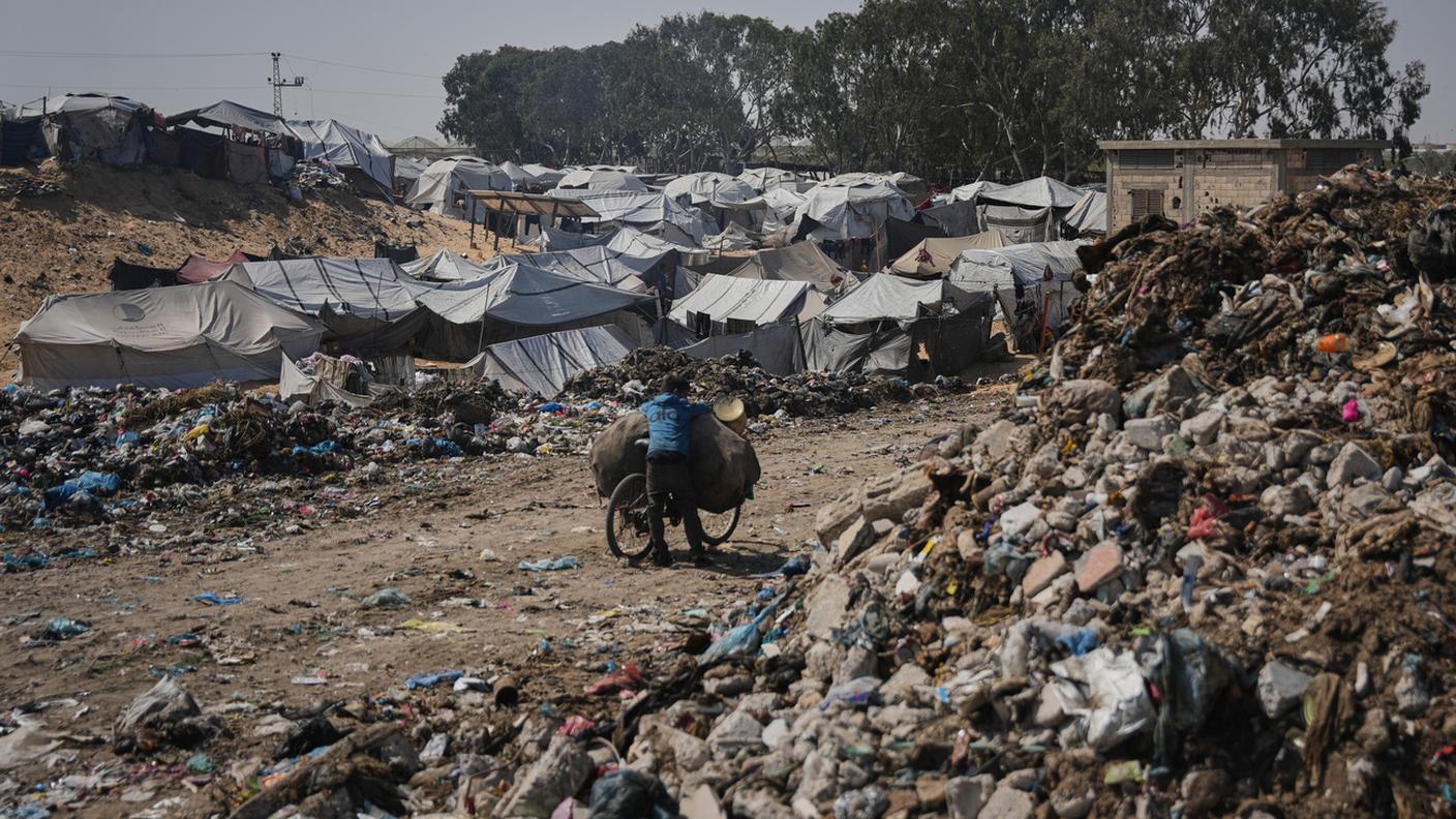 Bambini cercano oggetti in una discarica a Deir al-Balah, nella Striscia di Gaza centrale. Giovedì 16 aprile 2026