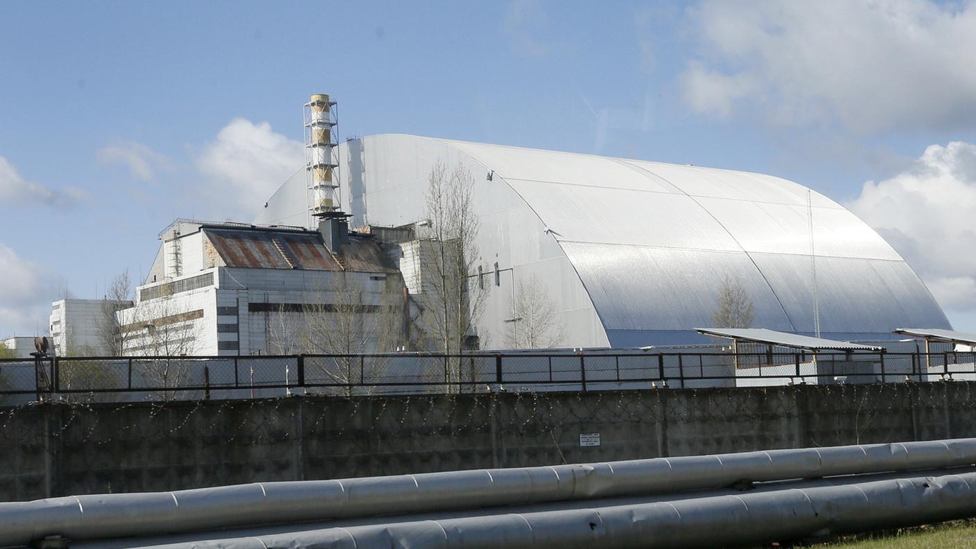 Lo scudo protettivo che copra il reattore numero 4 della centrale nucleare di Chernobyl