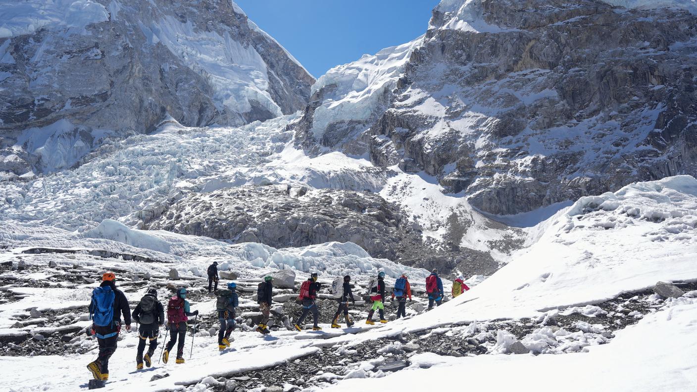 Membri di una spedizione, fotografati il 22 aprile 2026, mentre camminano sulla cascata di ghiaccio del Khumbu, in attesa che campo uno del Monte Everest sia accessibile