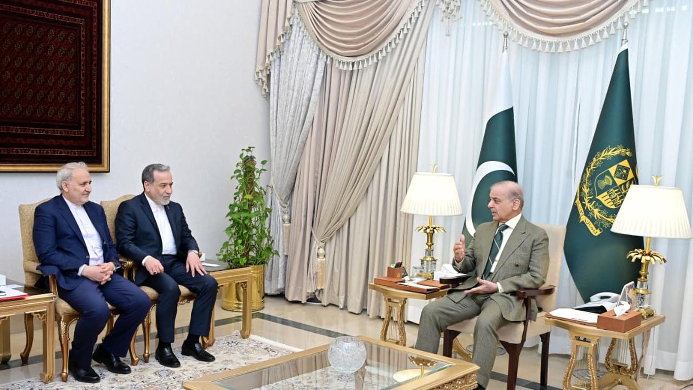  Shehbaz Sharif con Abbas Araghchi e Esmaeil Baqaei ad Islamabad