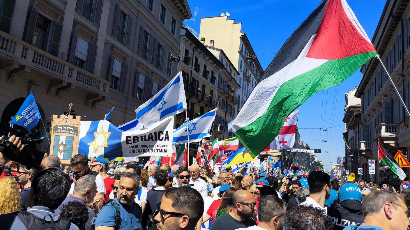 A Milano “per la prima volta è stato impedito a gruppi ebraici di sfilare con i propri simboli alle celebrazioni”, ha denunciato l'Unione delle comunità ebraiche italiane