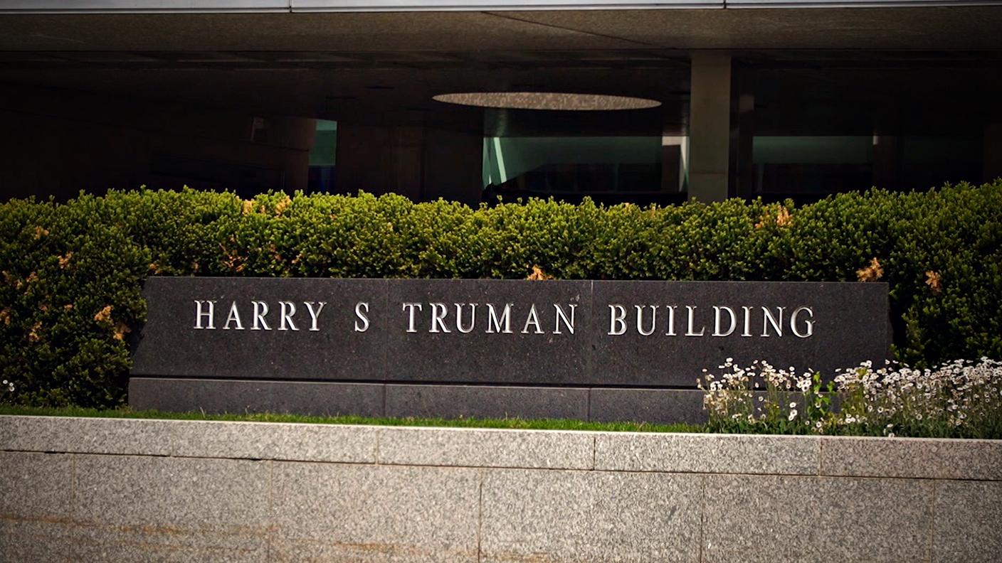 Un dettaglio dell’ingresso della sede del Dipartimento di Stato a Washington