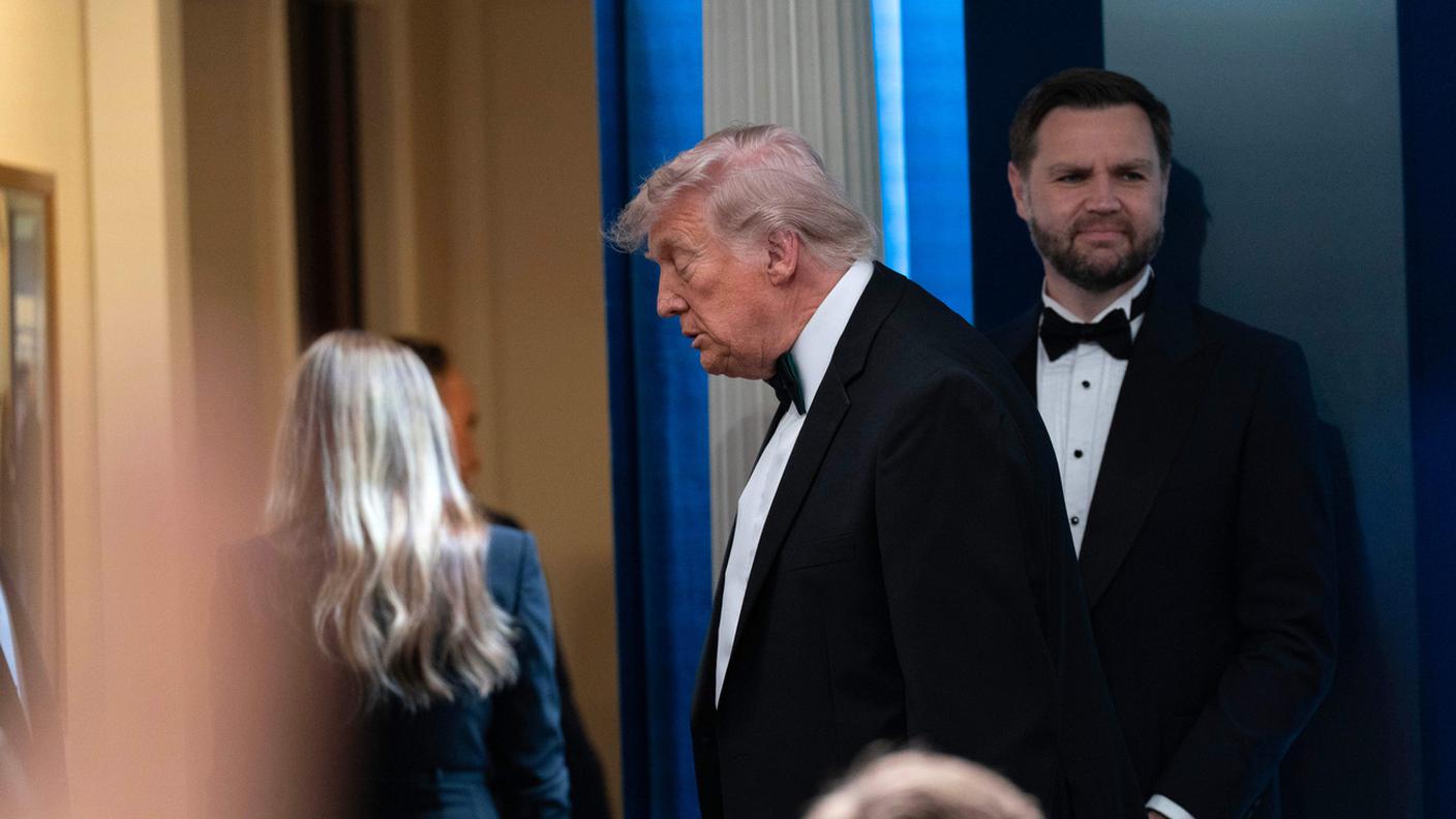 La first lady Melania Trump cammina davanti al presidente Donald Trump che si allontana dopo aver parlato nella sala stampa James Brady della Casa Bianca, in seguito alla sparatoria avvenuta fuori dalla sala da ballo durante la cena annuale dell'Associazione dei corrispondenti della Casa Bianca a Washington