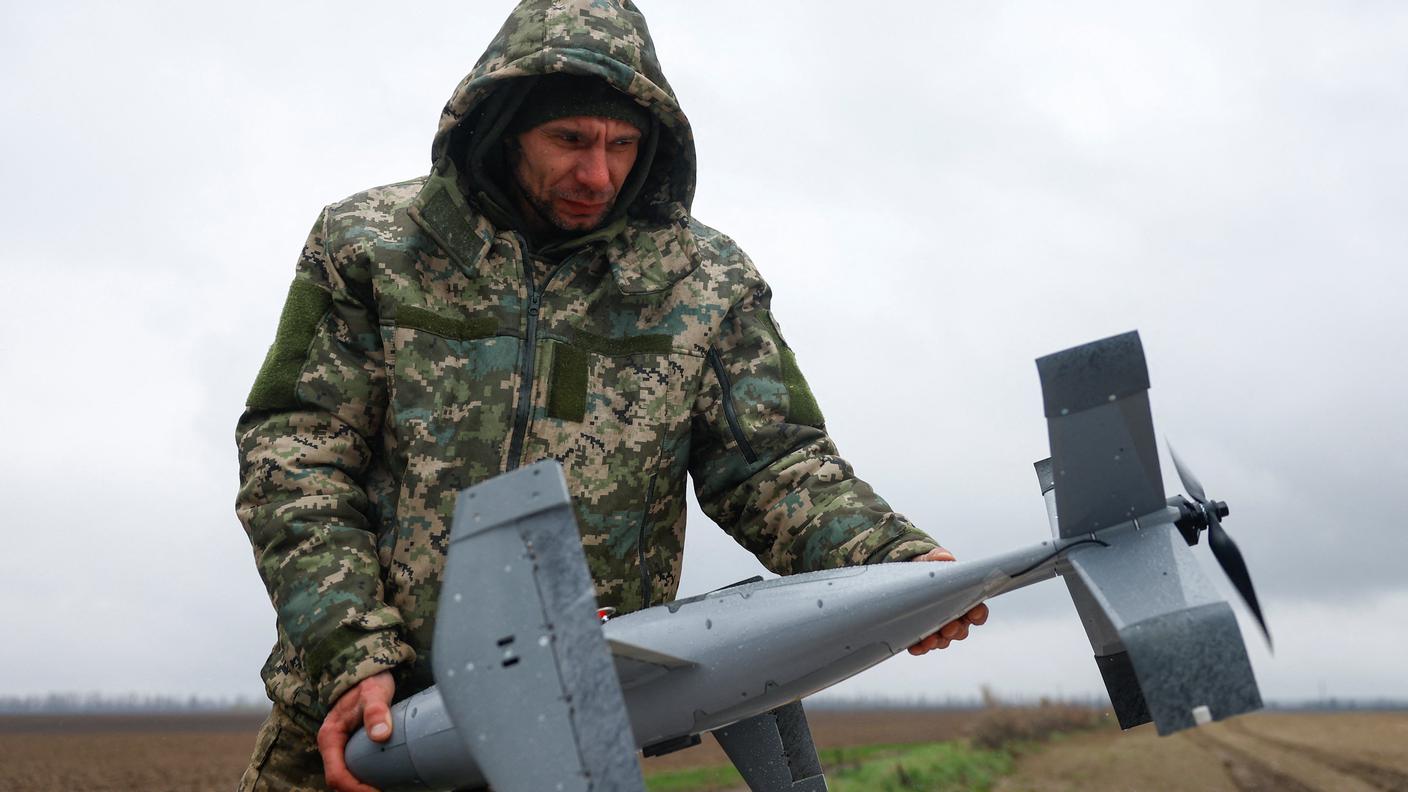 Un soldato ucraino con un drone intercettore