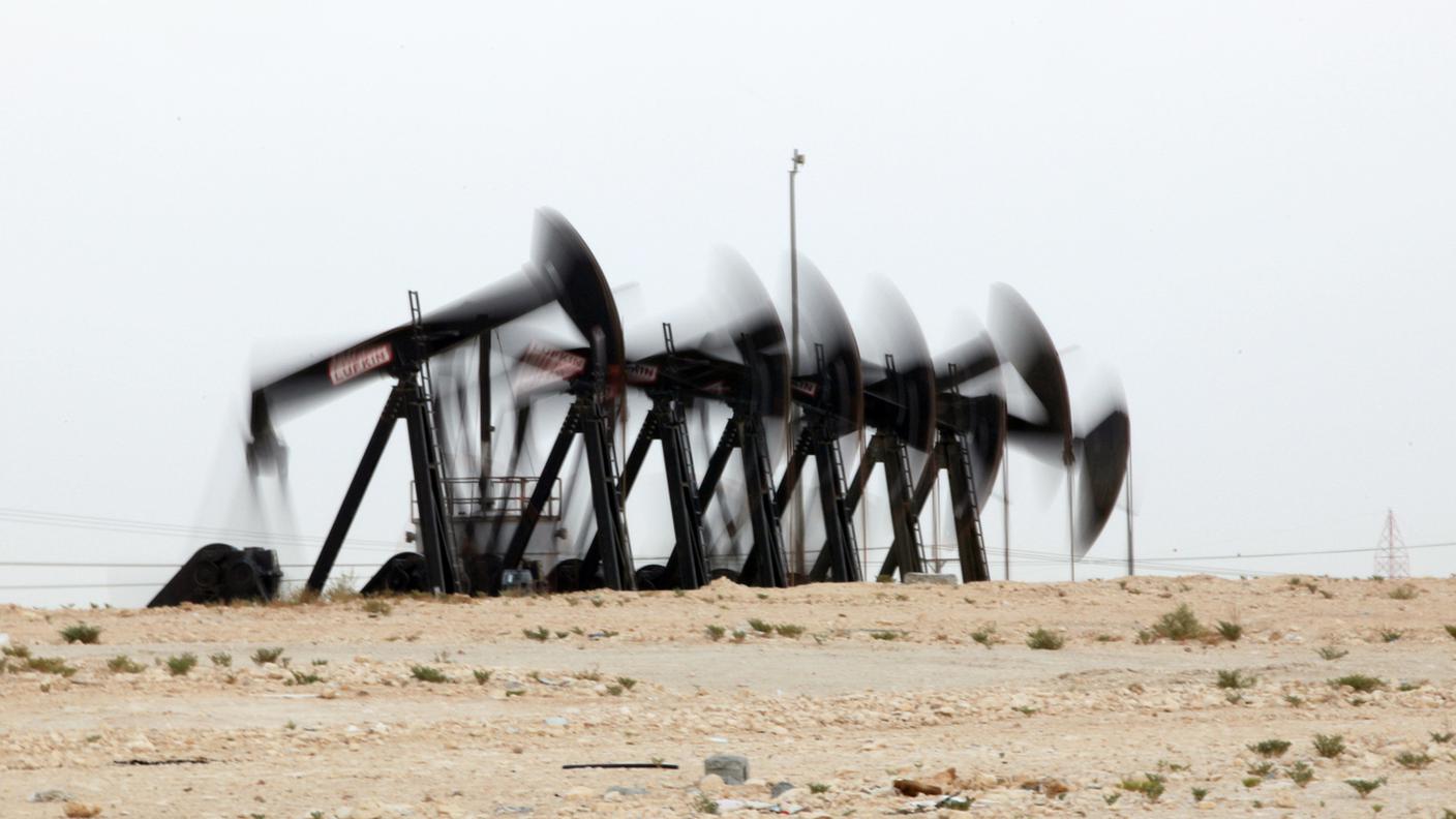 La chiusura dello stretto di Hormuz impedisce comunque a buona parte del greggio di raggiungere i mercati