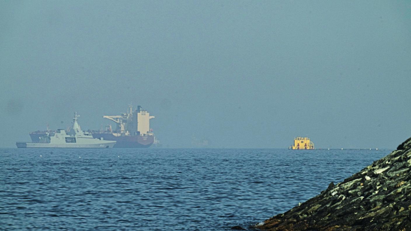 Navi di guerra e mercantili si incrociano nello Stretto di Hormuz