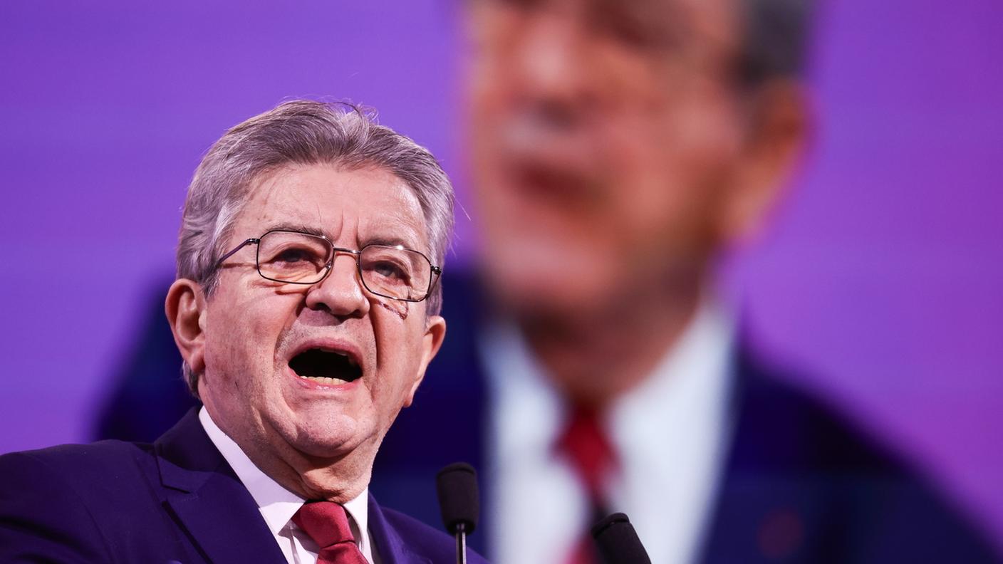 Jean-Luc Mélenchon è il primo leader politico di alto profilo a candidarsi ufficialmente all'Eliseo per le elezioni del 2027