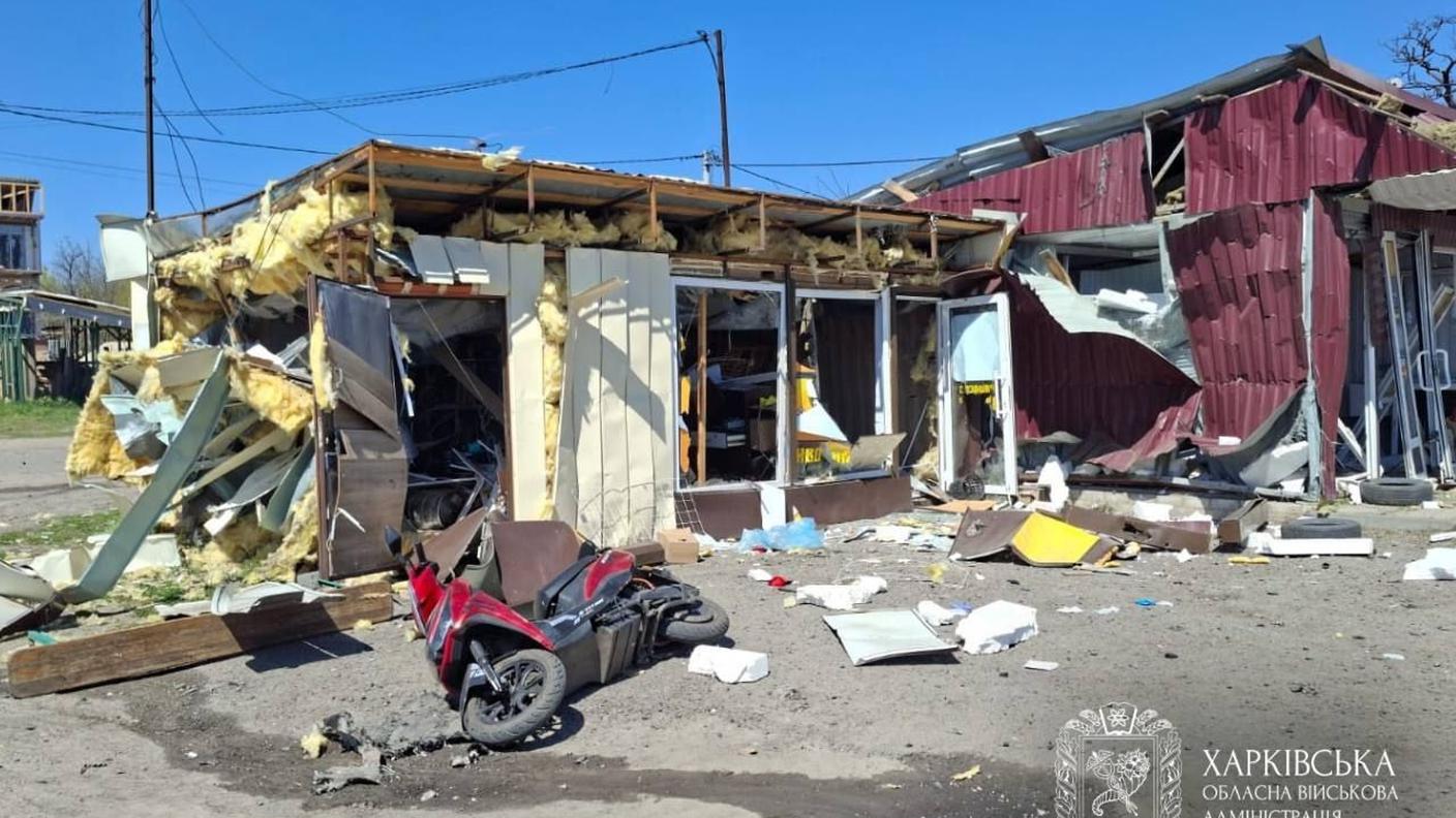Un negozio distrutto nell'attacco russo contro la cittadina di Merefa lontana dal fronte
