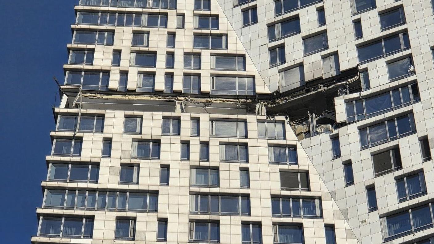 I danni subiti dal grattacielo moscovita contro il quale si è schiantato un drone ucraino