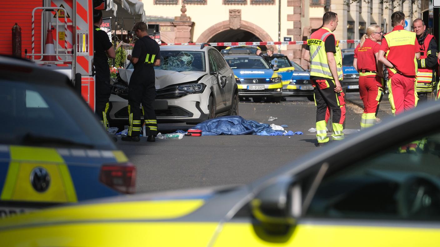 I soccorritori nella via dove si è consumata la tragedia